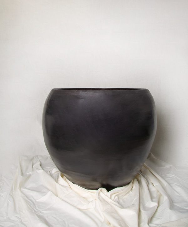 أصيص بيضاوي مطلي بالاسود