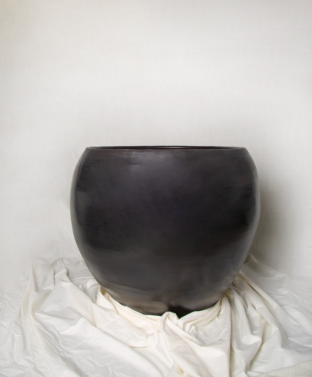 أصيص بيضاوي مطلي بالاسود